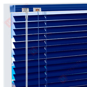 Горизонтальные алюминиевые жалюзи на пластиковые окна - цвет кобальтово-синий